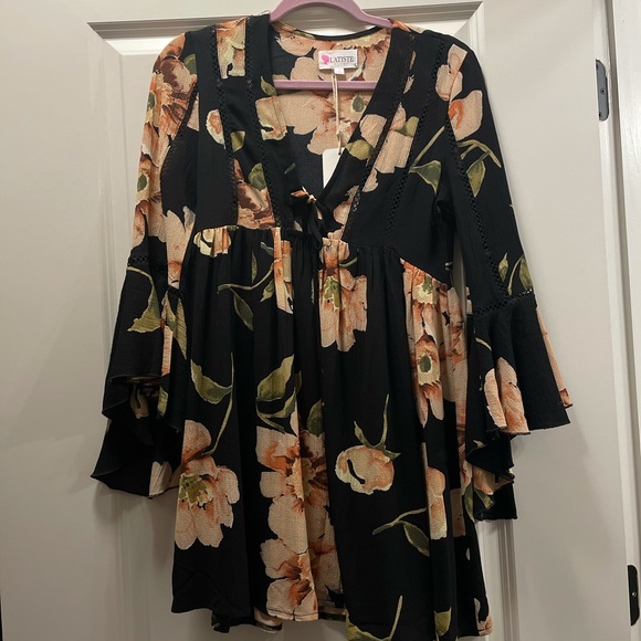 L'ATISTE Dresses & Skirts - NWT floral dress with bell sleeves